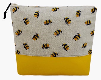 Tissu bourdons avec sac en faux cuir jaune. Cadeau britannique fait à la main, étui à cosmétiques, pochette d'articles de toilette, sac de maquillage ou sac à main