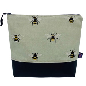 Bijen op grijze stof met zwarte kunstleren tas. Brits handgemaakt cadeau, cosmetica-etui, toilettasje, make-uptas of portemonnee