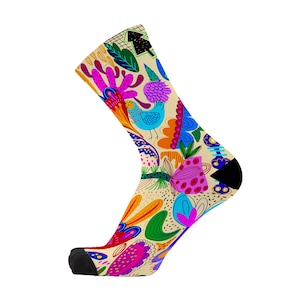 Può includere: Un calzino beige con un colorato motivo floreale e di uccelli. Il design include elementi rosa, blu, arancioni e verdi. Il tallone e la punta sono neri.