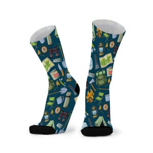 Gone Camping Chaussettes en bambou. Chaussettes de vacances en plein air. Chaussettes fantaisie. Chaussettes amusantes.