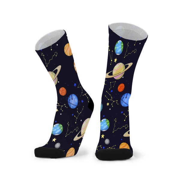 Outta Espace. Chaussettes d’impression en fibre de bambou. Chaussettes spatiales. Planètes. Galaxie. Astronautes. Chaussettes scientifiques. Constellations. Chaussettes de nouveauté. Idées cadeaux.