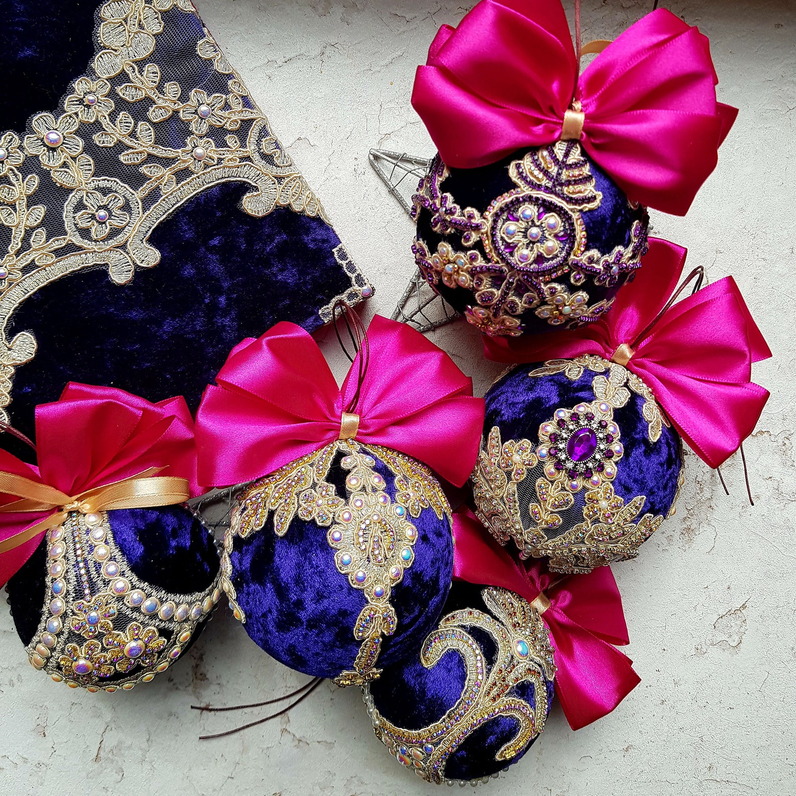 новогодние шары тканевые. новогодние шары из бархата. елочные шары из бархата. бархатные елочные игрушки. бархатные бордовые елочные шары.