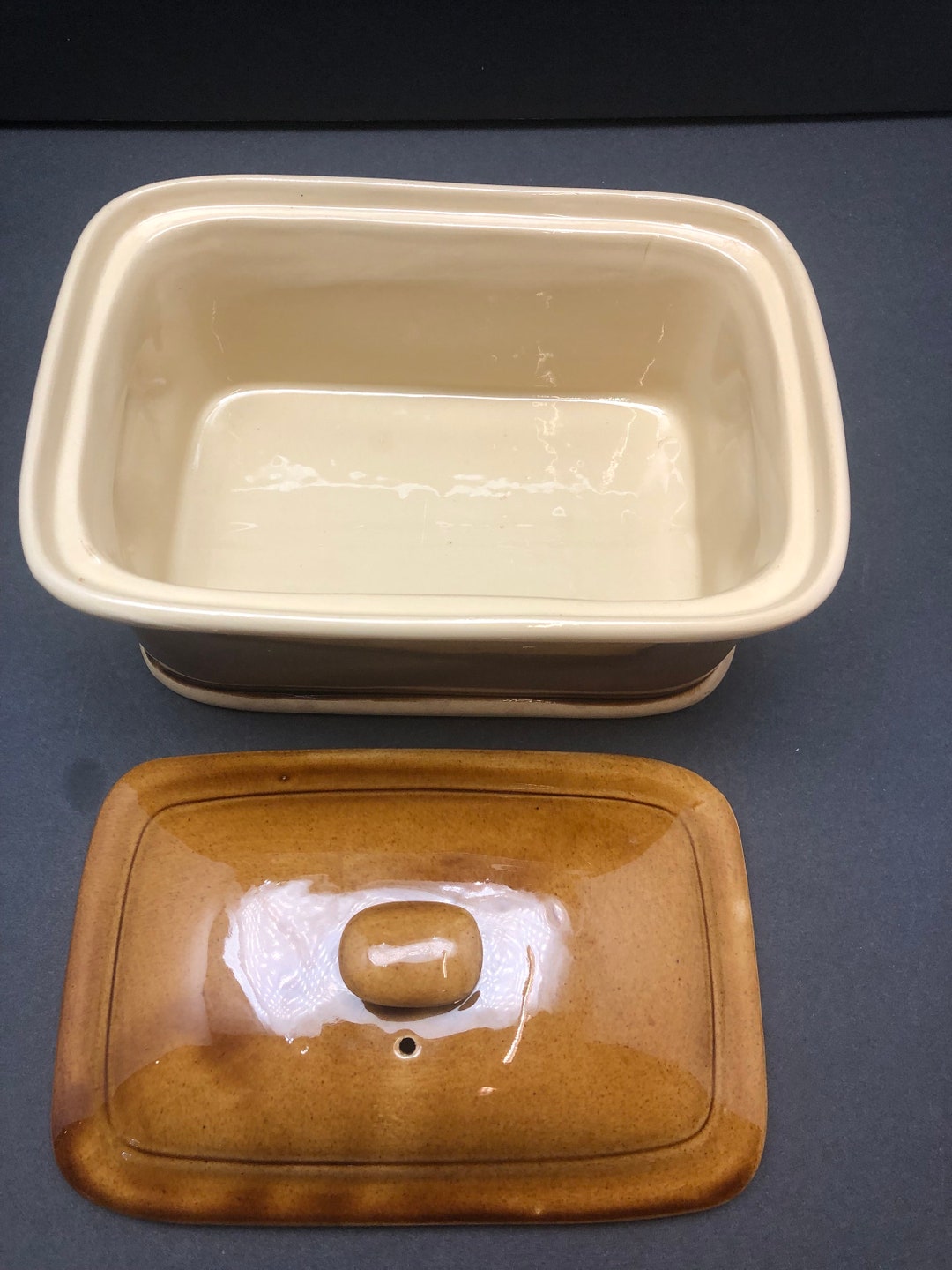 TG Green England Ceramic Dish With Lid Made for Elizabeth Brown/tan