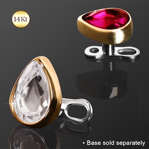 Könnte beinhalten: Zwei tropfenförmige Schmuckstücke mit goldfarbenem Rahmen und einem klaren oder roten Edelstein. Die Teile haben einen silberfarbenen Stift mit einer Schlaufe. In der oberen linken Ecke befindet sich ein goldener Kreis mit dem Text "14Kt". Der Text "* Base sold separately" steht unten.