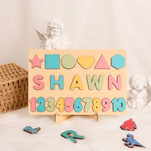Personalisierte Namen Puzzle mit Pegs, erste Geburtstagsgeschenk für Mädchen / Jungen, Baby Shower Kleinkind Spielzeug und Spiele aus Holz, Montessori Baby Spielzeug