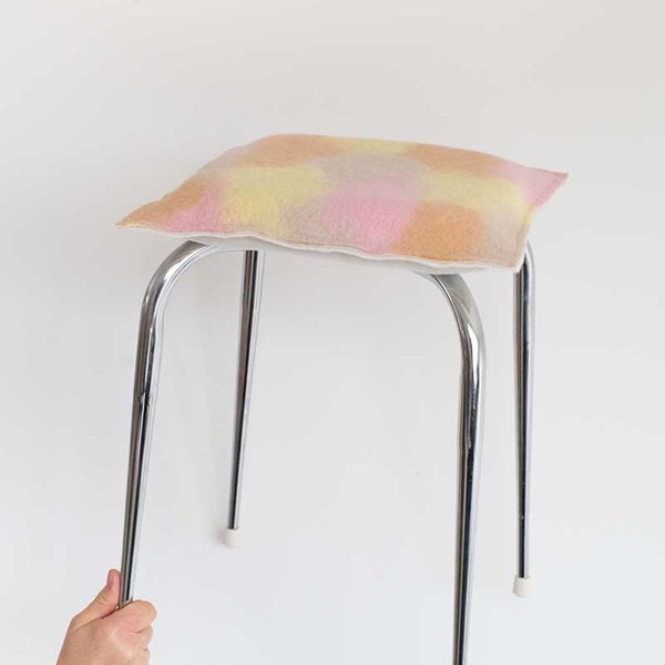 Tabouret vintage en feutre de laine