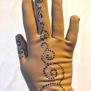 Figure Skating Competition Gloves. Thermobiflex. Swarowski. Handpainted. Children sizes available. White and Belge colors