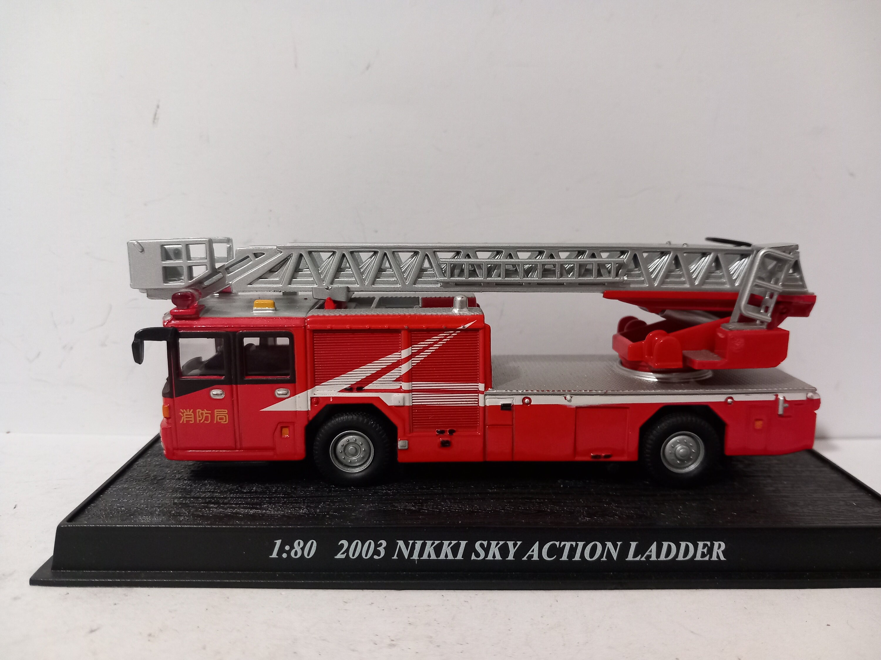 Fire Engine Diecast Display Fire Engine 1:80 Scale 2003 Nikki Sky ...