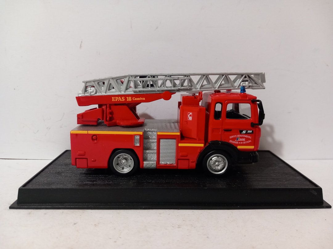 Fire Engine Diecast Display Fire Engine 1:57 2001 Epsa 18m Renault ...