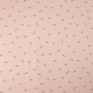 Könnte beinhalten: Ein rosa Stoff mit einem sich wiederholenden Muster aus kleinen Regenbogenbögen.