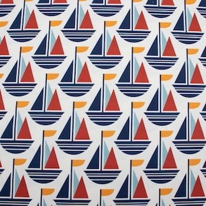 Könnte beinhalten: Weißer Stoff mit einem sich wiederholenden Muster aus blauen, roten und orangen Segelbooten. Die Segelboote sind stilisiert und haben ein geometrisches Design.