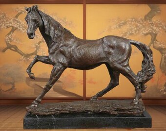 大理石の台座に乗ったブロンズ製の馬像 – 騎馬彫刻、鋳造所のマーク