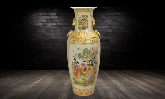 ゴールド花瓶【大型作品】 白磁にゴールドのディテールを施したオリエンタルなスタイルで作られた