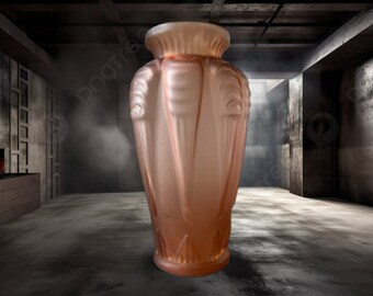 Op de afbeelding: Een roze glazen vaas met een getextureerd, geometrisch ontwerp. De vaas heeft een brede basis en een smalle hals.