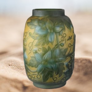 Kunstglasvase im Emile-Galle-Stil mit Clematis