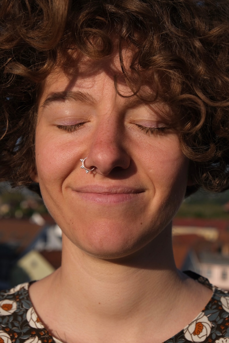 Playful silver nose piercing earring with 3 grape to fall in love with