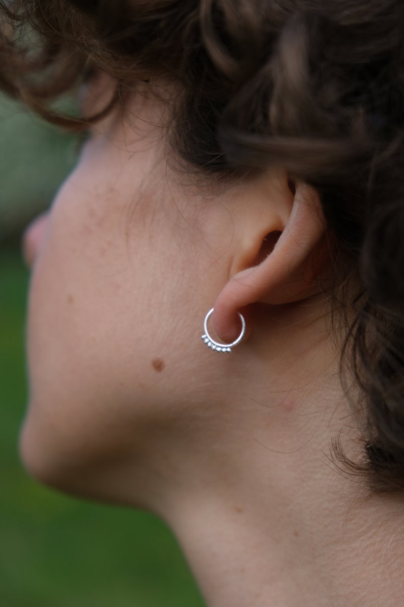 Playful silver nose piercing earring with 3 grape to fall in love with
