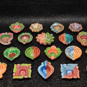 Handgemachte bunte Ton Diyas mit Dochten, Mitti Diyas, Festivals, Navratri, Diwali Puja, Dekoration, Erdnähte Diyas Pooja Artikel, Geschenk