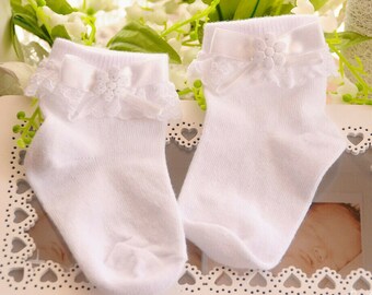 Chaussettes bébé festives blanches avec noeud pour baptême ou anniversaire