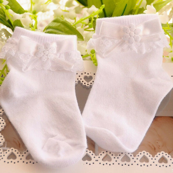 Socken festliche Baby Söckchen weiß mit Schleife für Taufe oder Geburtstag