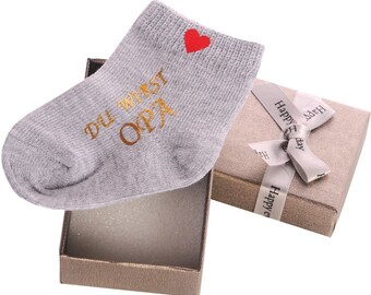 Geschenkbox und Socke mit Ankündigung Papa Oma Opa Tante Onkel werden Schwangerschaft Geschenkidee