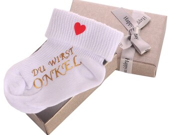 Geschenkbox und Socke mit Ankündigung Papa Oma Opa Tante Onkel werden Schwangerschaft Geschenkidee