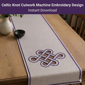 Puede incluir: Un camino de mesa de color claro con un diseño de nudo celta bordado en morado. El camino de mesa está sobre una mesa de madera. El texto "Celtic Knot Cutwork Machine Embroidery Design Instant Download" está en la parte superior.