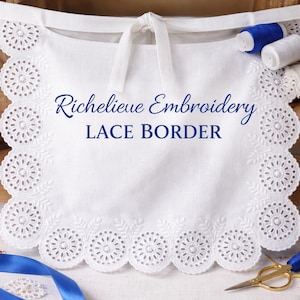 Peut inclure: Une bordure en dentelle Richelieu blanche avec un bord festonné. Le texte "Richelieu Embroidery LACE BORDER" est affiché en bleu. L'image montre également des bobines de fil, un ruban bleu et des ciseaux dorés.