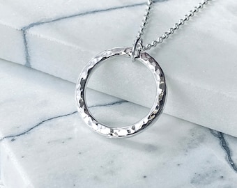 Collar de círculo abierto texturizado martillado en plata esterlina
