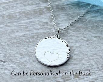 Collar personalizado de disco martillado con corazón grabado en plata de ley de 16 mm