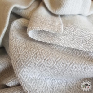 Couverture « Moksh », couverture douce tissée à la main, blanche et beige, jeté, à carreaux, couverture légère pour toute l'année, décoration intérieure, cadeau, cachemire, à but non lucratif