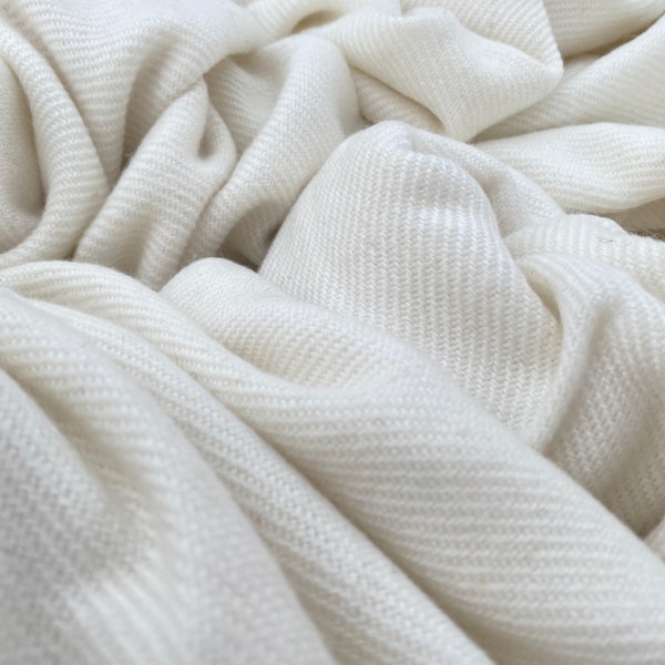 Couverture en cachemire tissée à la main Lhotse - Élégant jet confortable blanc, couverture câline blanche, couverture tissée à la main, un cadeau pour les femmes et les hommes