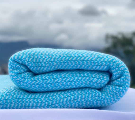 Decke Kailas, handgewebte Kuscheldecke, blau, weiß, aus natürlicher Kaschmir- und Naturwolle, Tagesdecke, Überwurf, Handarbeit