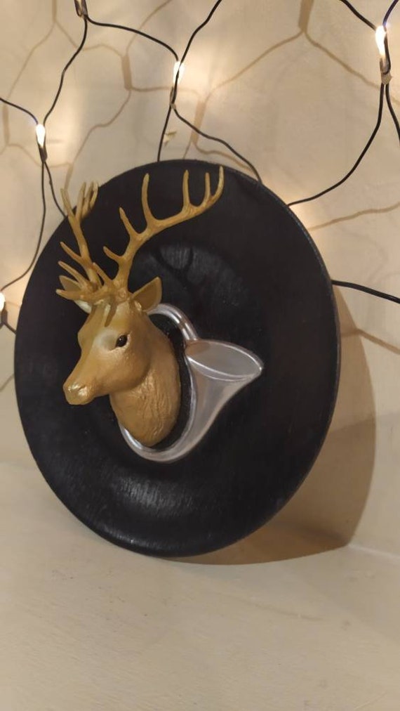 Fausse Taxidermie Vintage Recyclée Plaque de Français Des Années 1970 Cerfs Tête Or et Noir Moderne 