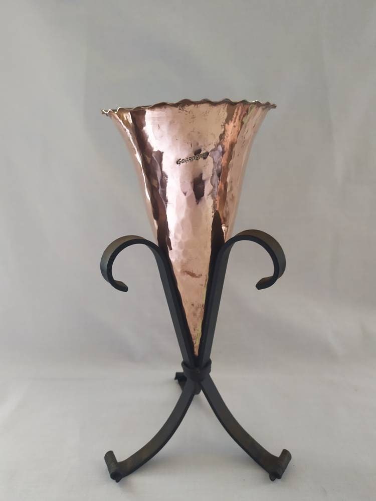 Vintage Années 1950 Français Fabriqués à La Main Signé Par Jean Goardere Martelé Vase en Cuivre sur 