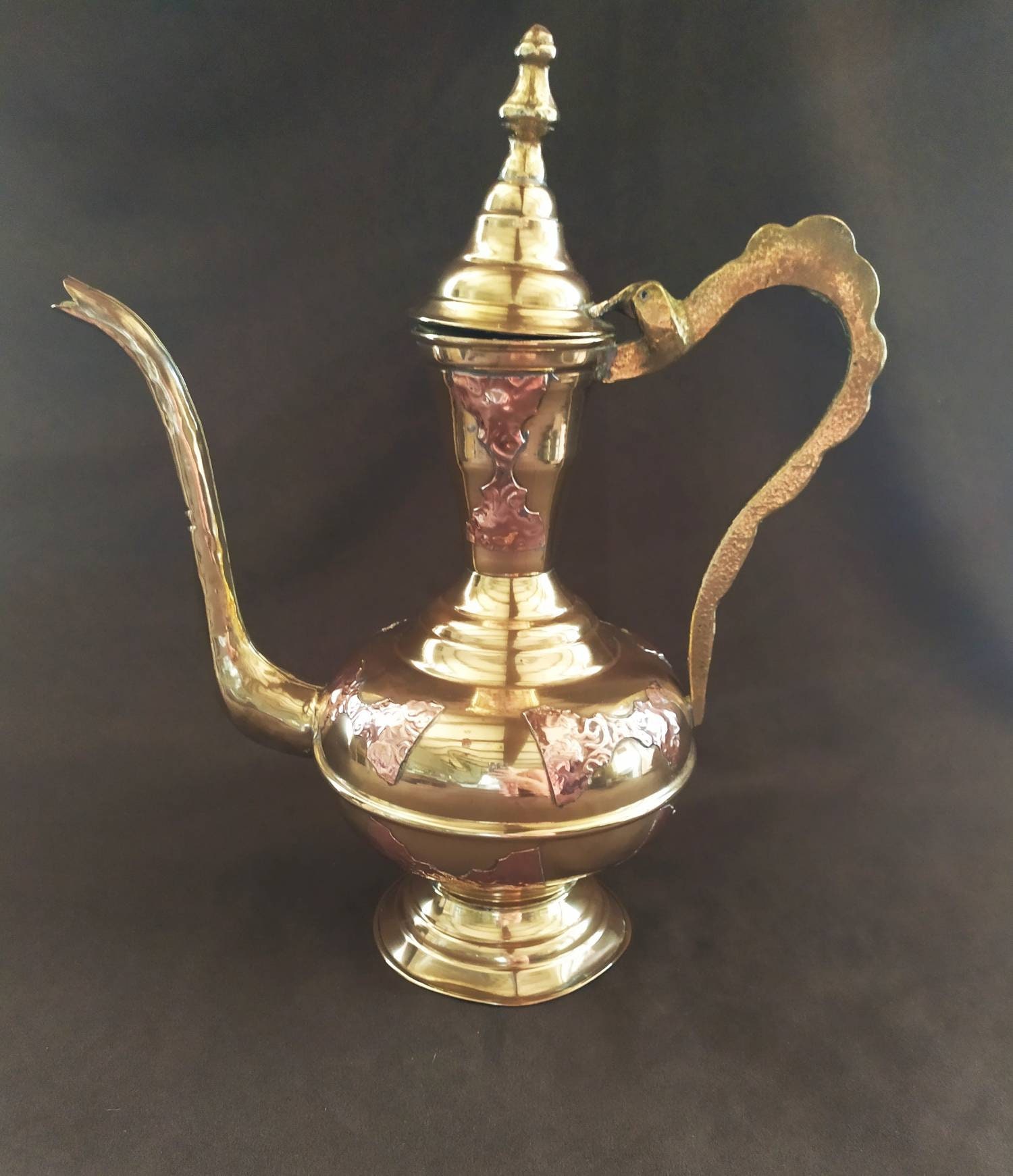 Vintage Moyen-Orient Arabe Dallah Café Pot de Thé Laiton Martelé Cuivre Détails Orne Poignée