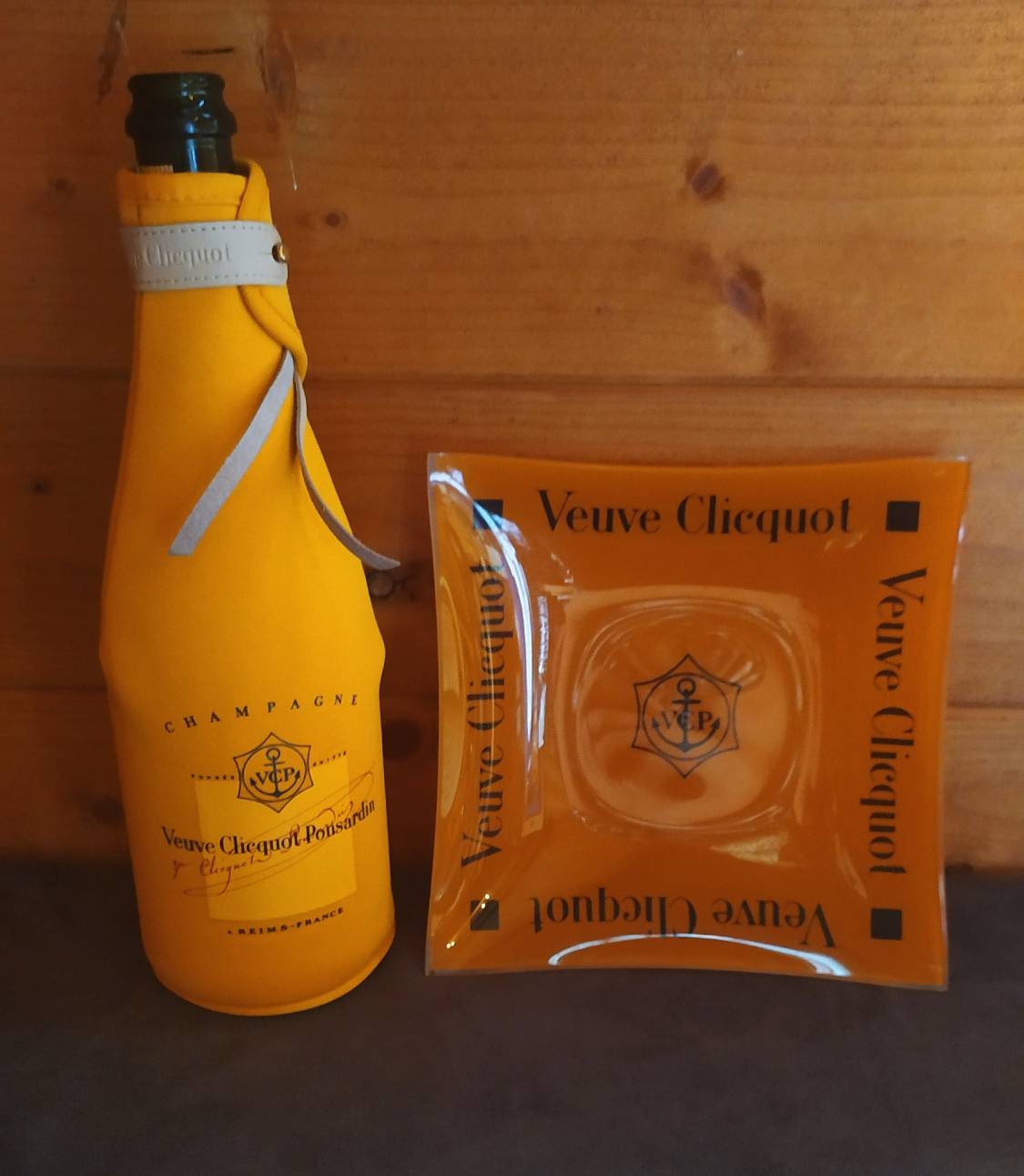 Lot Veuve Clicquot Champagne Couvercle de Bouteille Isotherme et Plaque Présentation Carrée Collecti