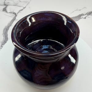 Bol de cerámica estriado hecho a mano – Esmalte negro y morado, cerámica torneada – Pieza única
