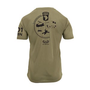 Puede incluir: Camiseta verde oliva con un diseño gráfico negro en la espalda. El diseño incluye un emblema circular con un águila, helicópteros y una figura de paracaidista. El texto incluye "AIRBORNE", "SCREAMING EAGLES" y "101st ABN DIV".