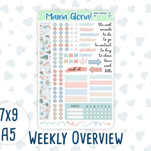 以下が含まれることがあります： 「Mama Gloria!」と「Weekly Overview」の文字が入ったプランナーステッカーシート。週ごとのセクション、習慣追跡、パステルカラーの装飾要素が含まれています。サイズは7x9インチ、A5です。