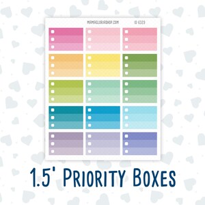 Könnte beinhalten: Ein Bogen mit Planer-Aufklebern mit dem Text "1.5' PRIORITY BOXES". Die Aufkleber sind rechteckig mit einem Farbverlauf und kleinen Aufzählungspunkten. Die Farben umfassen Rosa, Orange, Grün, Türkis und Lila. Jeder Aufkleber ist ca. 3,8 cm groß.