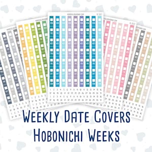 Puede incluir: Un conjunto de cinco hojas de pegatinas con cubiertas de fechas semanales para agendas Hobonichi Weeks. Cada hoja contiene tiras verticales con los días de la semana, casillas de verificación y fechas numeradas del 1 al 31 en varias paletas de colores, incluyendo azul, verde, amarillo, rosa y tonos neutros.