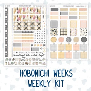 Può includere: Un kit di adesivi per planner con una varietà di elementi decorativi. Il kit include strisce, scatole e cerchi nei toni del rosa, beige, grigio e nero. Il testo "Hobonichi Weeks Weekly Kit" è visualizzato in basso.