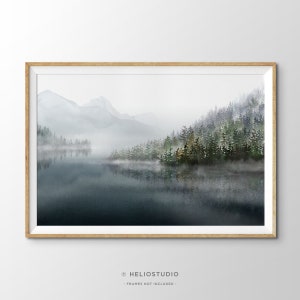 Könnte beinhalten: Ein Aquarellbild einer nebeligen Seenszene mit Bergen im Hintergrund und einem Wald auf der rechten Seite des Bildes.