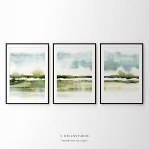 Conjunto de tres láminas abstractas de paisajes de sabana en tonos azul verdoso. Láminas panorámicas extragrandes de 3 piezas. Láminas de gran tamaño de las llanuras del Medio Oeste.