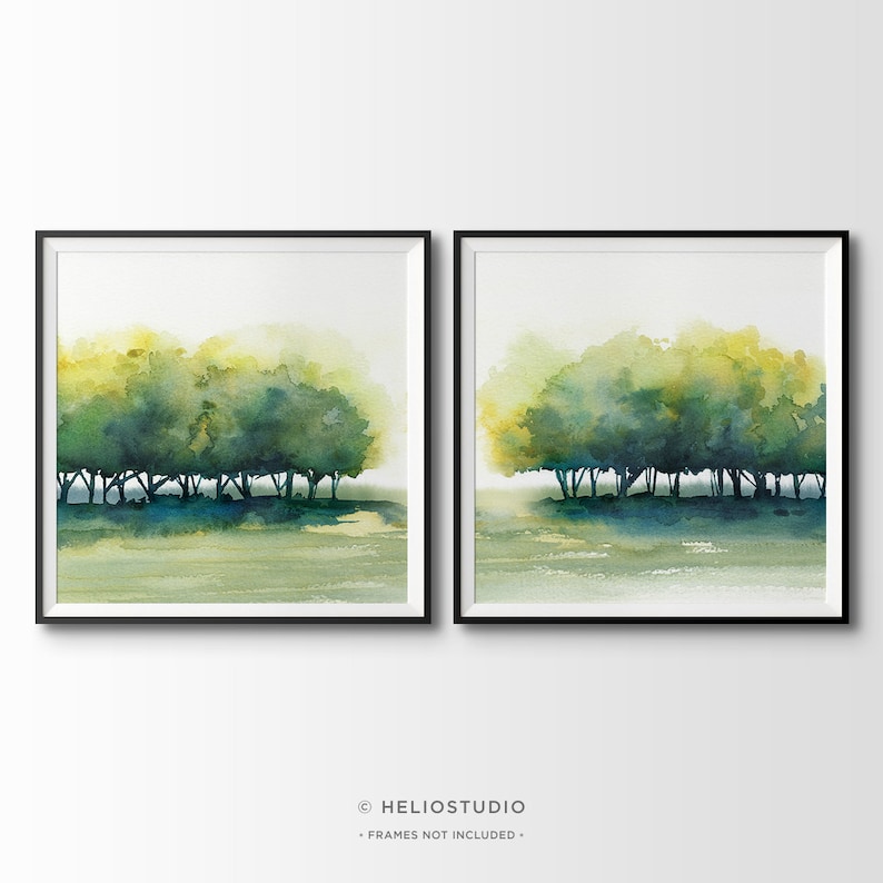 Pode incluir: Um conjunto de duas pinturas em aquarela que retratam uma fileira de &aacute;rvores em uma paisagem verde e amarela. As pinturas s&atilde;o emolduradas em preto.