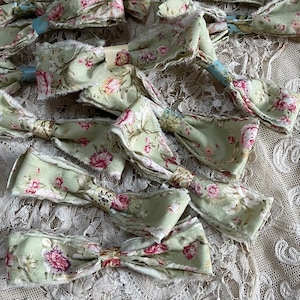 Nastri strappati a mano utilizzando peonie e rose vintage Tessuto di cotone morbido al 100%.