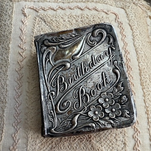Una splendida edizione del Royal Bijou Birthday Book con una meravigliosa copertina argentata in stile Art Nouveau.