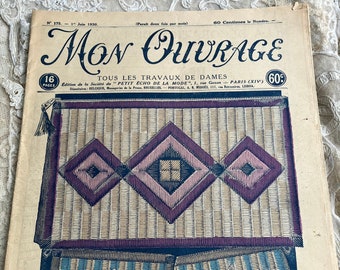 Peut inclure: Une couverture de magazine vintage représentant une illustration colorée d'un modèle de point d'aiguille pour un sac à main, un portefeuille et une boîte à poudre. Le magazine est intitulé "Mon Ouvrage" et le texte "Tous les Travaux de Dames" est également visible.