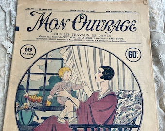 Peut inclure: Une couverture de magazine vintage représentant une femme en robe rose tenant un bébé en robe blanche. Le magazine s'intitule "Mon Ouvrage" et présente le texte "Tous les travaux de dames" et "Une petite reine pleurait..." La couverture comprend également un cercle avec le texte "16 pages" et "60c".
